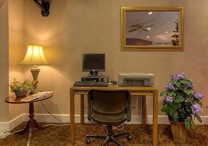 Econo Lodge Inn & Suites למברטון עסק תמונה