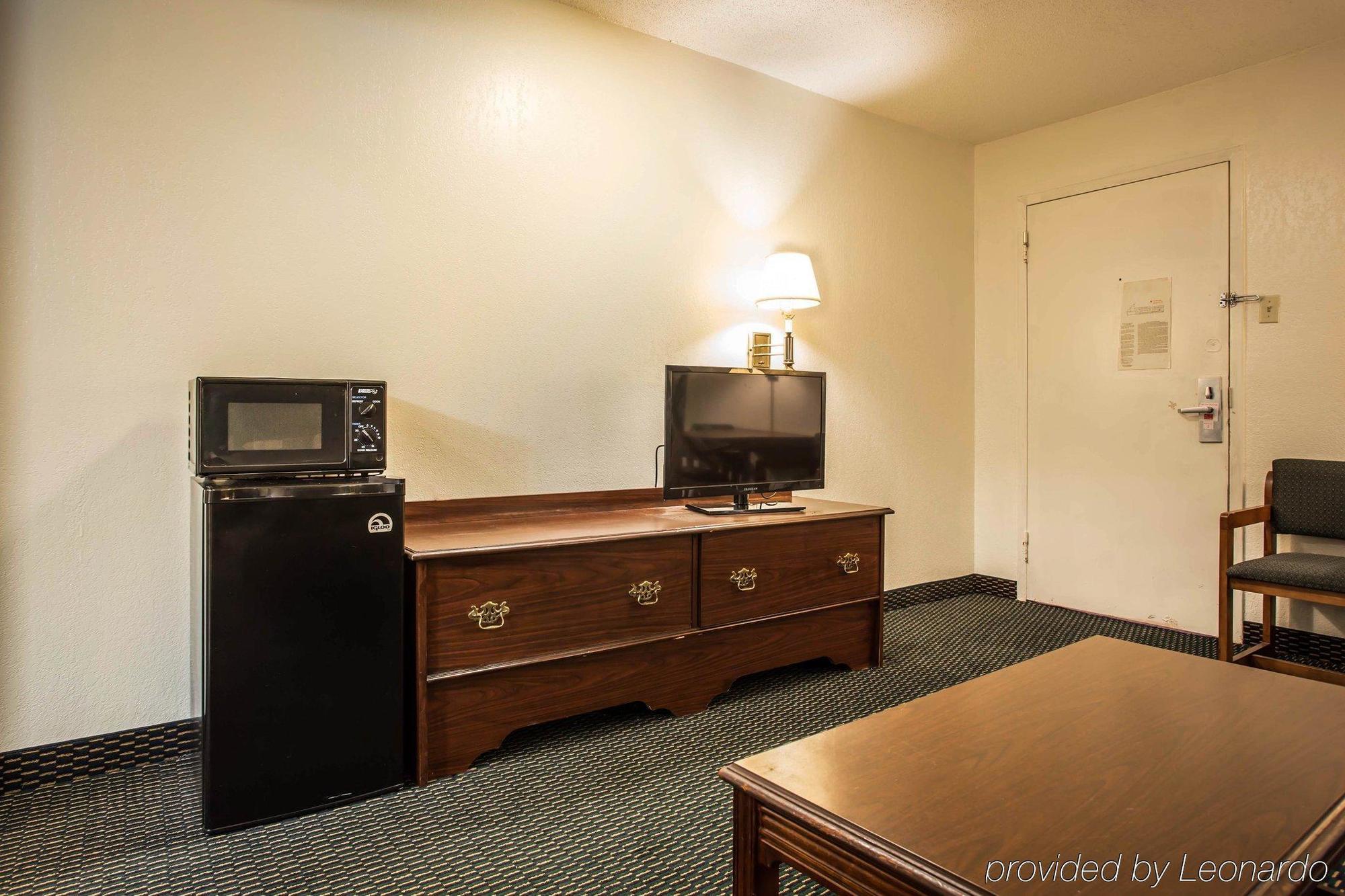 Econo Lodge Inn & Suites למברטון מראה חיצוני תמונה