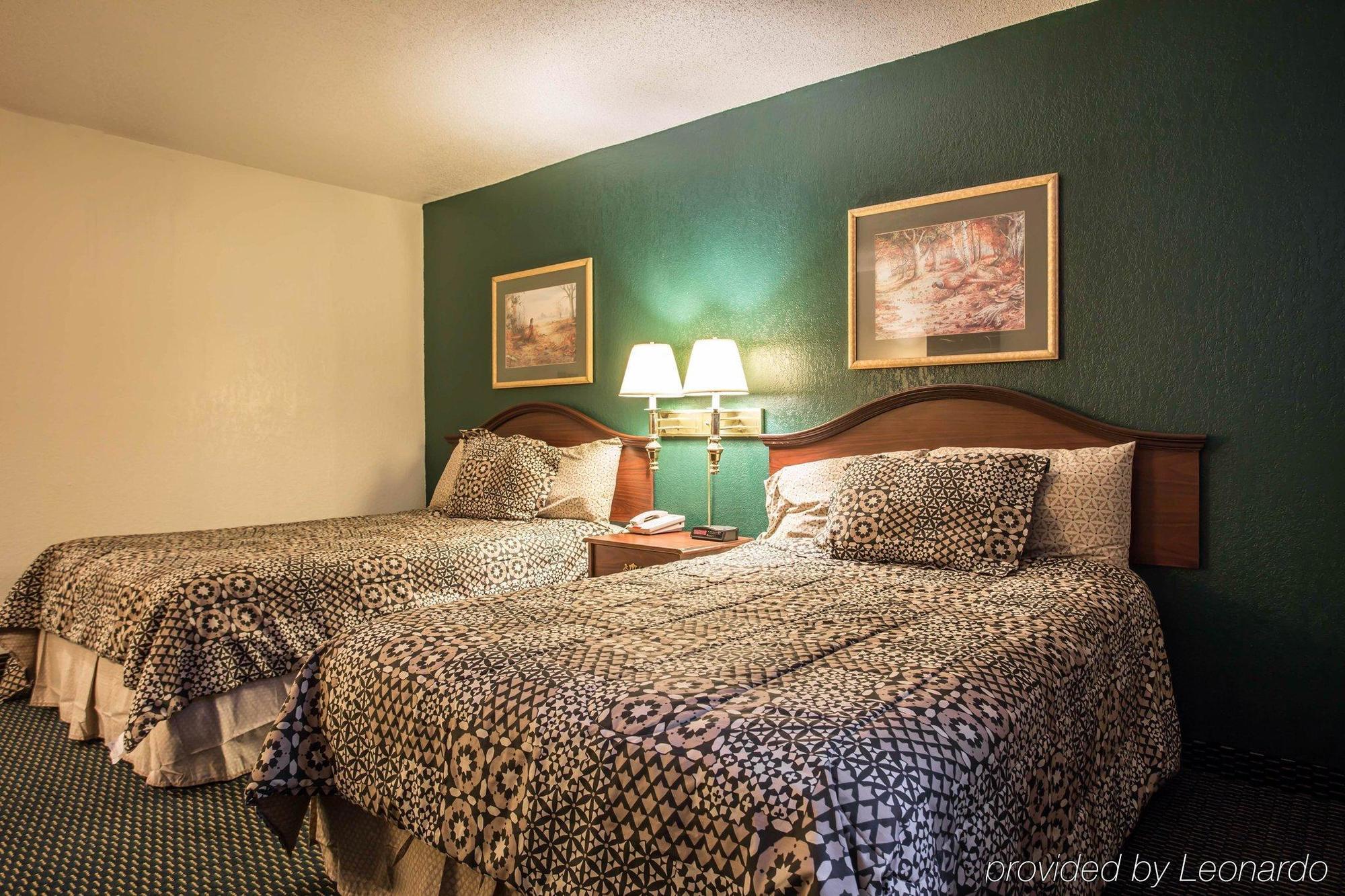 Econo Lodge Inn & Suites למברטון מראה חיצוני תמונה
