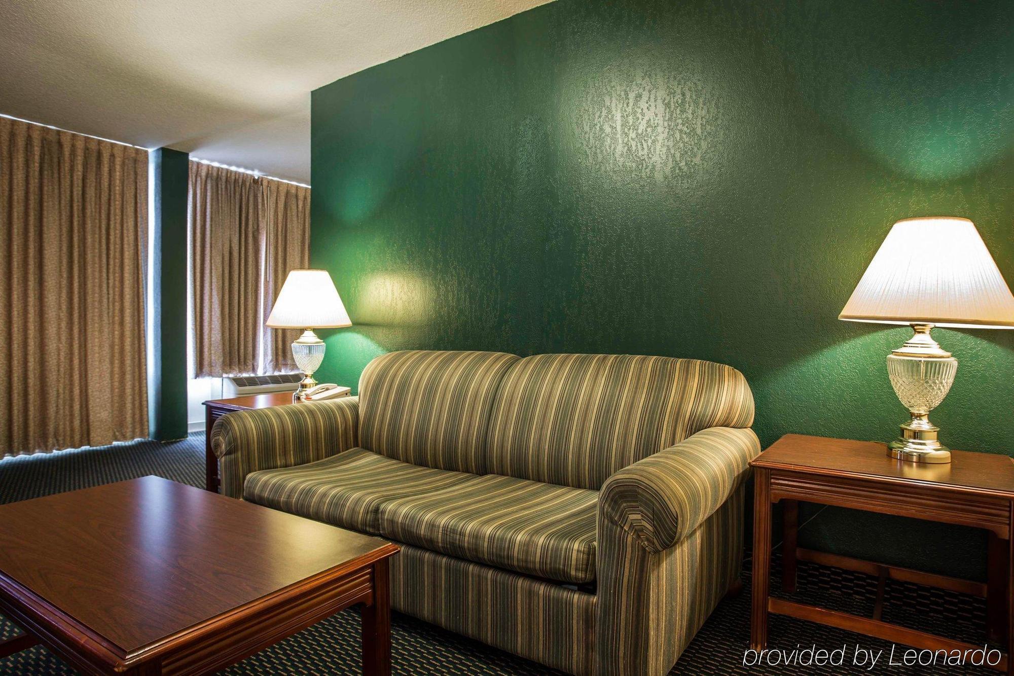 Econo Lodge Inn & Suites למברטון מראה חיצוני תמונה
