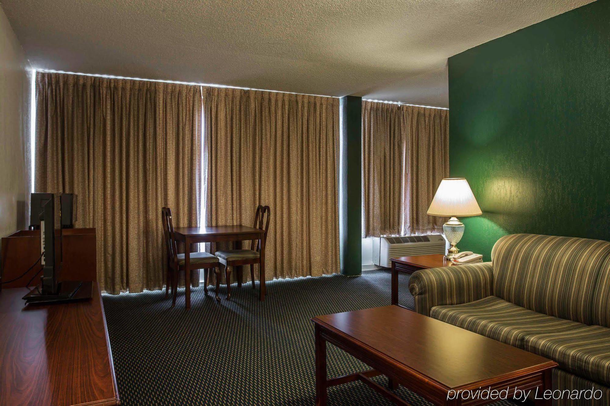 Econo Lodge Inn & Suites למברטון מראה חיצוני תמונה